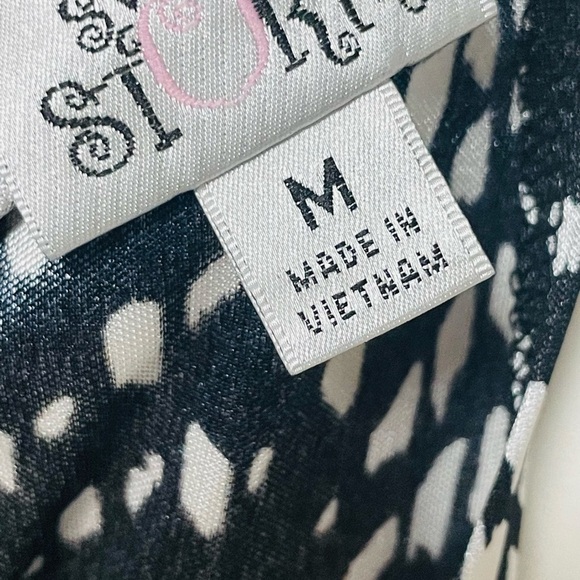 Elegant Black and White Women's Dress - Picture 4 of 10